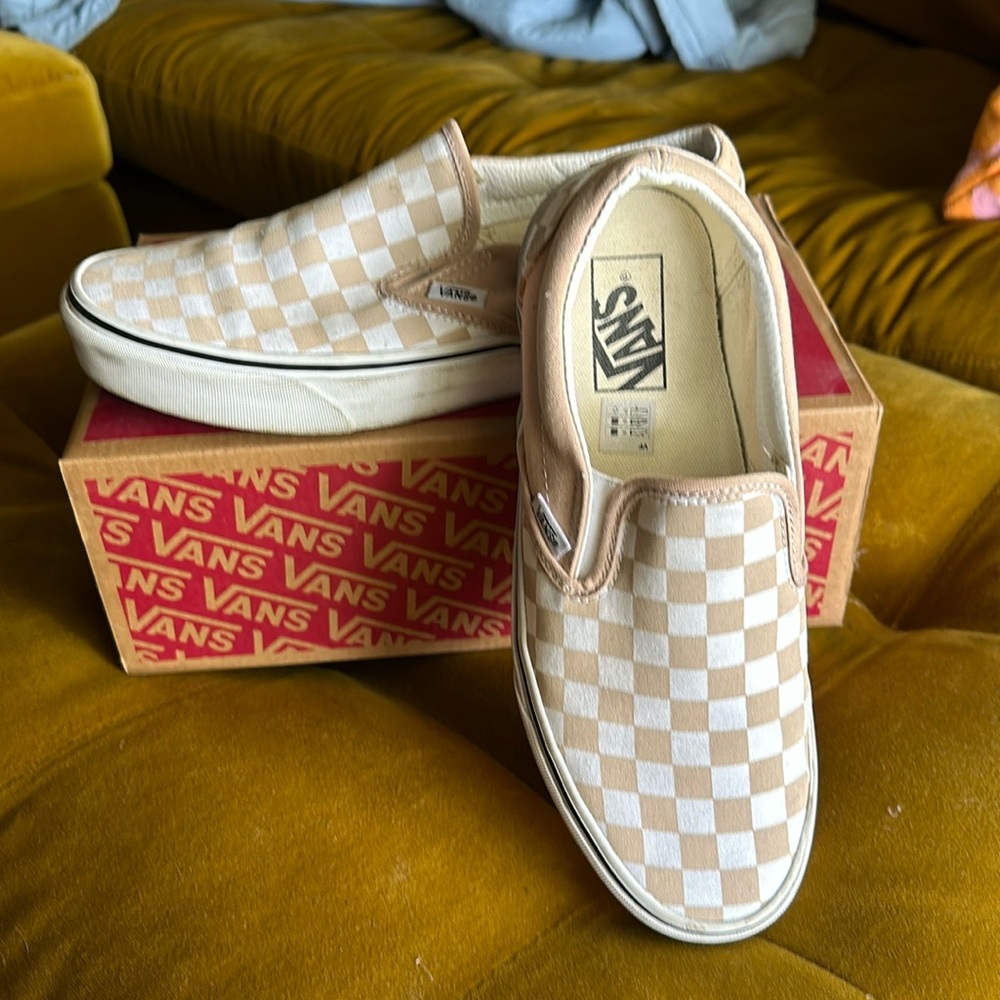 Checkered Vans in khaki color.